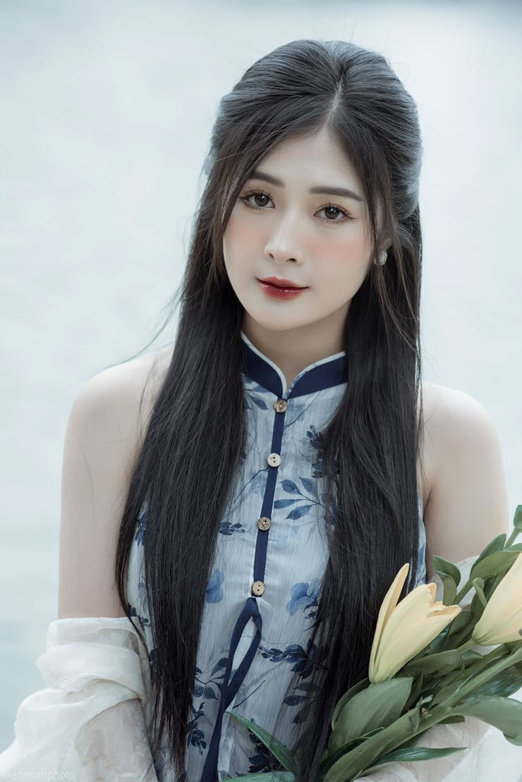 Khi nhắc đến Quỳnh Alee, dân mạng sẽ nghĩ ngay đến những hình ảnh quyến rũ với ba vòng đáng mơ ước. Nhưng trong một bộ ảnh mới đây, mặc dù không tận dụng nét đẹp hình thể, nhưng cô vẫn thu hút được rất nhiều sự chú ý từ dân mạng bằng nét đẹp tự nhiên, trong veo như nàng thơ.