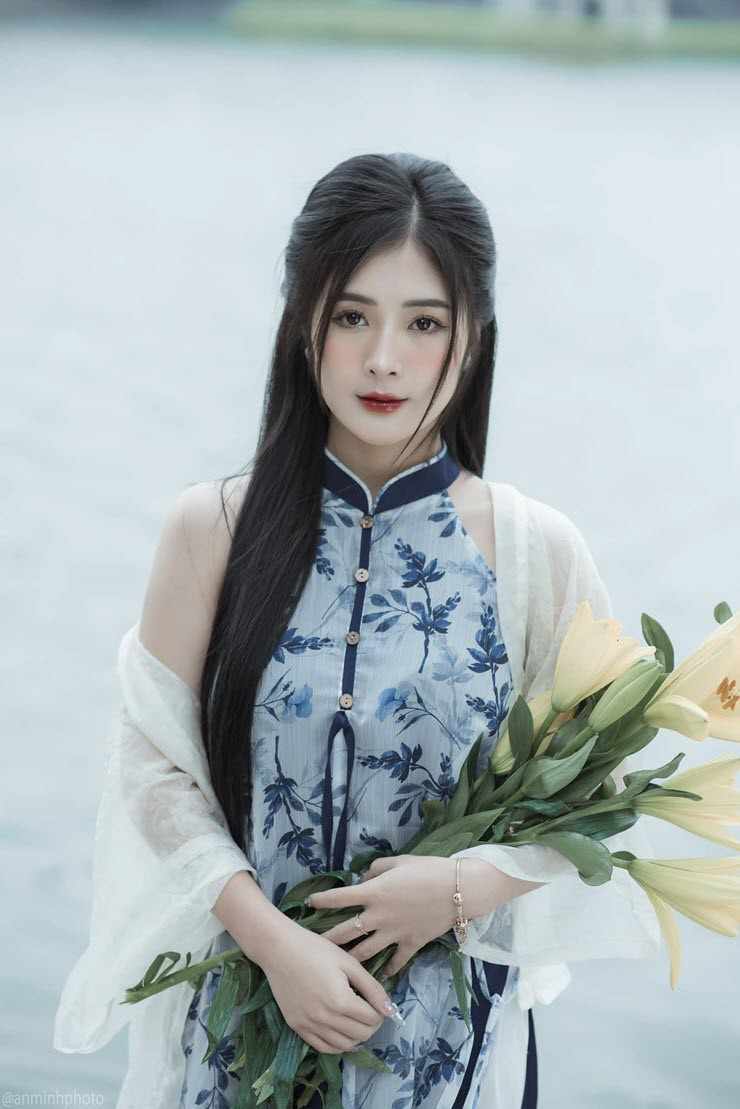  Quỳnh Alee vốn được biết đến nhiều với sự xinh đẹp và ngoại hình quyến rũ. Vì những lợi thế này, cô đã thu hút được không ít người theo dõi trên các nền tảng xã hội sau khi lấn sân từ nghiệp streamer.