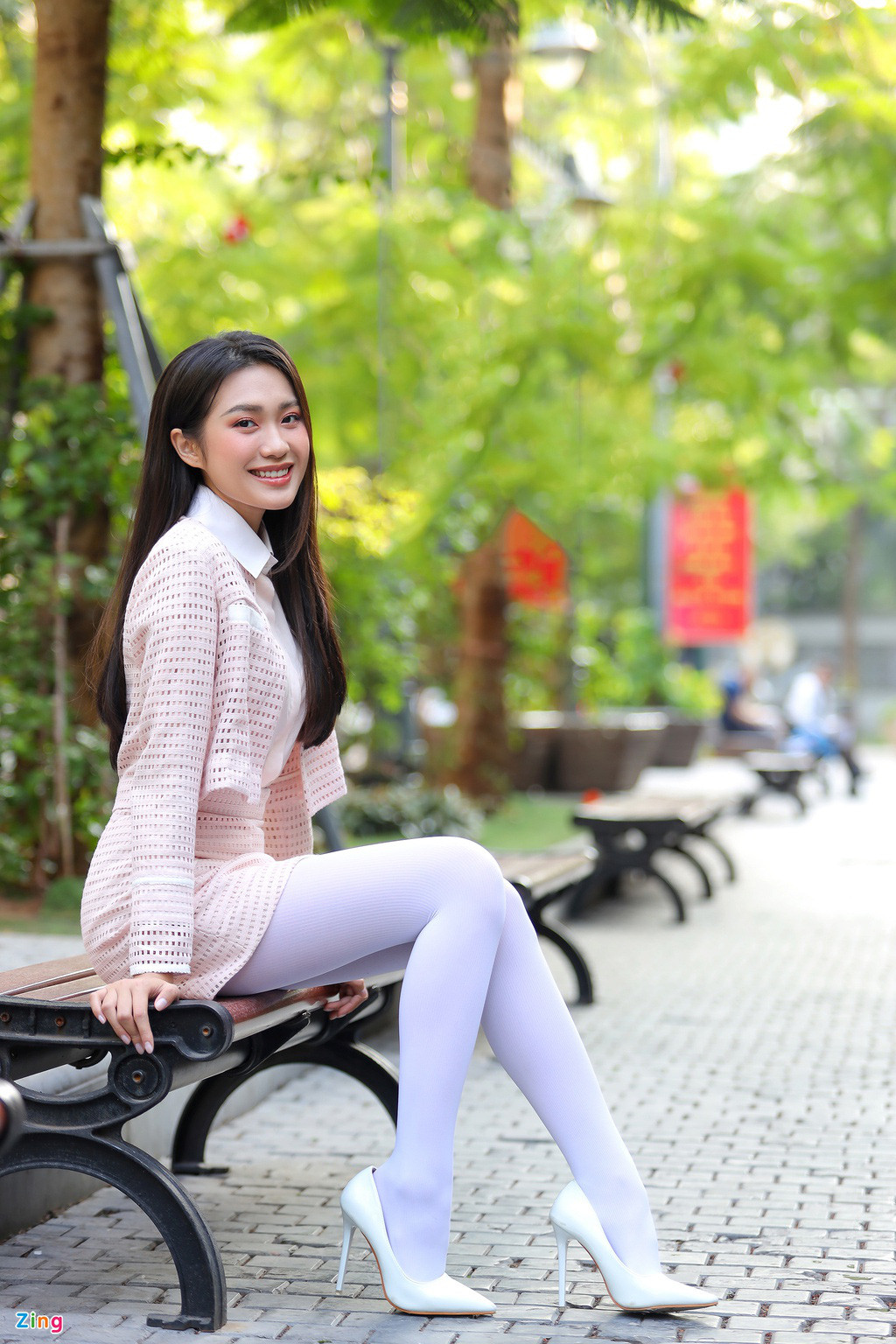 Đây không phải lần đầu Hải My bị chụp lén bằng "cam thường" bởi cách đây chưa lâu khi CLB Hà Nội nâng cúp tại V-League 2022, bạn gái Đoàn Văn Hậu cũng tới dự và bị các fan lia máy chụp.