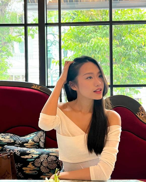 Và phải tới ngày 15/8 vừa qua, Văn Hậu mới xả loạt hình tình tứ của mình bên Doãn Hải My, chính thức xác nhận mối quan hệ.