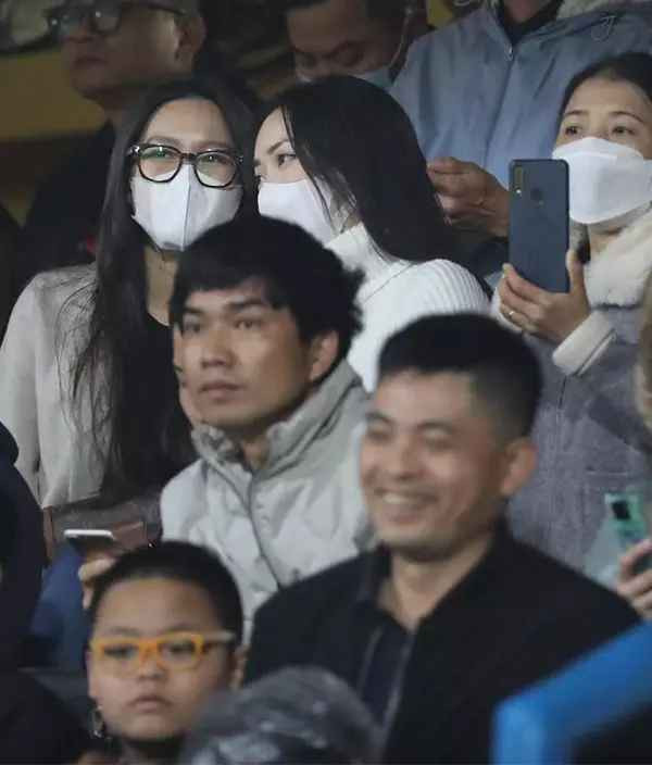 Mới đây trên mạng xã hội lan truyền loạt ảnh liên quan đến Doãn Hải My. Dù trời mưa gió nhưng cô vẫn cùng người bạn thân Hà Trang (vợ Đức Chinh) ra sân cổ vũ Đoàn Văn Hậu và đồng đội.