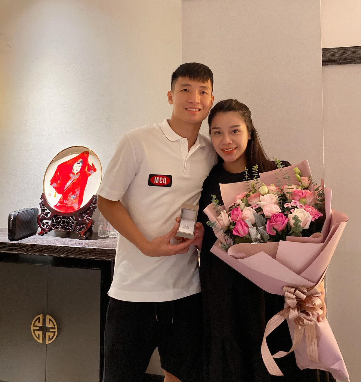 Bùi Tiến Dũng - Nguyễn Khánh Linh là cặp đôi được ngưỡng mộ trong làng bóng đá Việt Nam. Họ thường đăng tải hình ảnh hạnh phúc cùng hai con gái nhỏ.