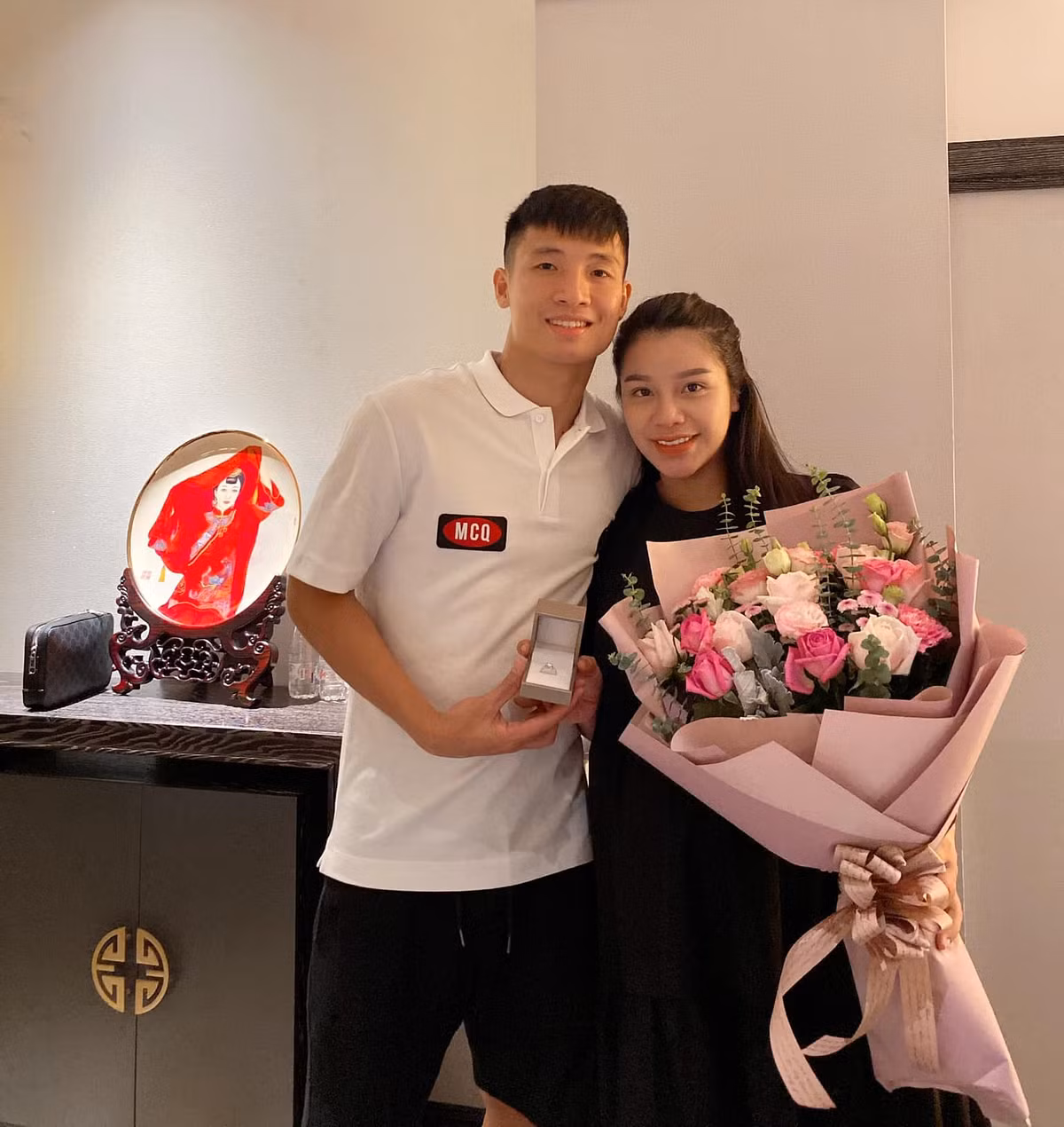 Bùi Tiến Dũng - Nguyễn Khánh Linh là cặp đôi được ngưỡng mộ trong làng bóng đá Việt Nam. Họ thường đăng tải hình ảnh hạnh phúc cùng hai con gái nhỏ.