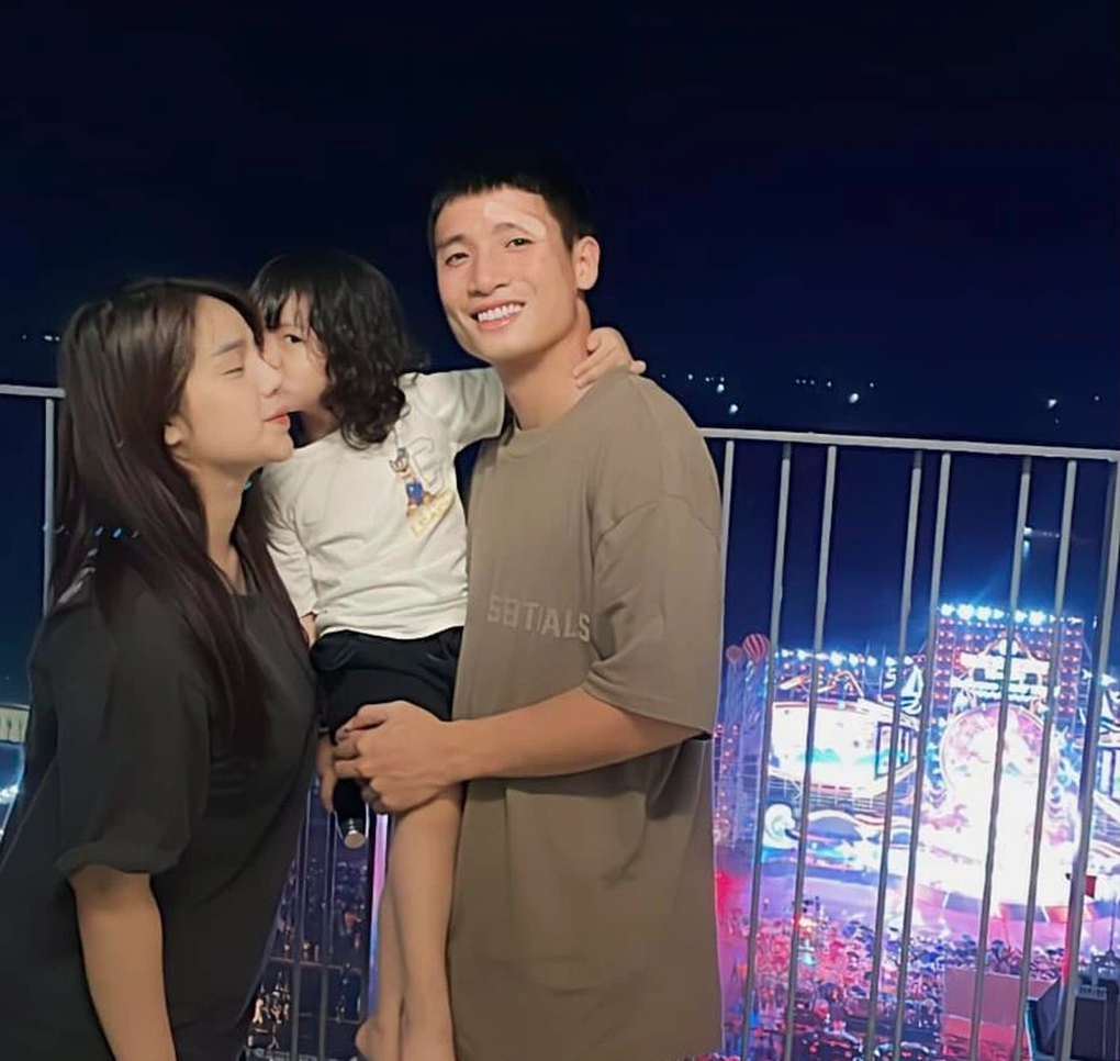 Tiến Dũng còn nổi tiếng là người chồng yêu chiều vợ, chăm con giỏi.