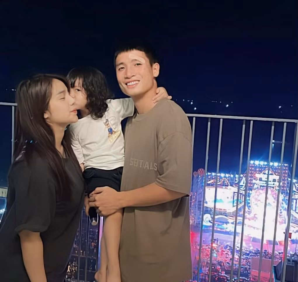 Tiến Dũng còn nổi tiếng là người chồng yêu chiều vợ, chăm con giỏi.