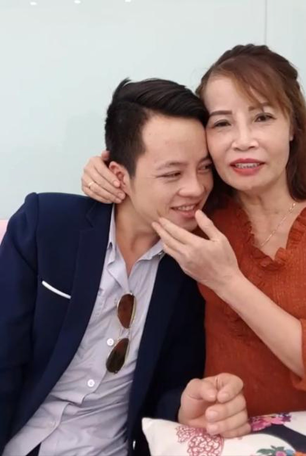 Bên cạnh việc cùng nhau đi chơi và ăn uống, cô dâu 62 tuổi cũng dành nhiều lời khuyên cho cô dâu 65 tuổi chuyện vượt lên dư luận để giữ gìn hạnh phúc của mình.