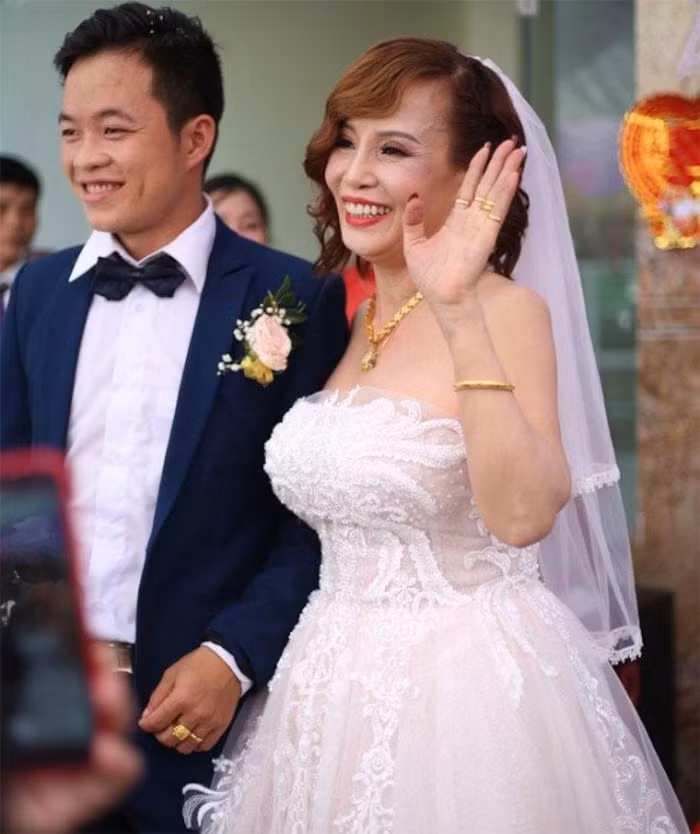 Trong clip, dù gương mặt vẫn đang phải băng bó nhưng chị Thu Sao vẫn vui vẻ và không ngần ngại livestream với mọi người.