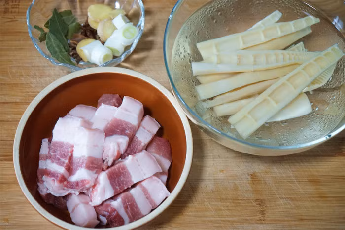 Thit lon luoc hay rang qua nham chan, nau theo cach nay moi la cuc pham