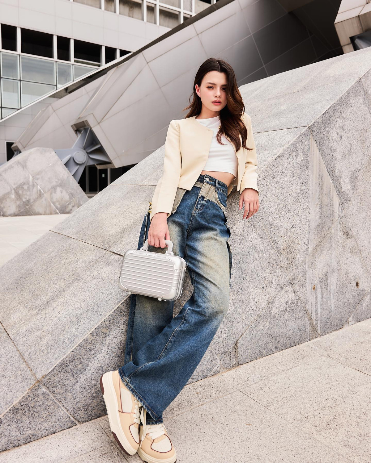 Vẻ đẹp lai ấn tượng, sắc bén giúp Becky vẫn vô cùng xinh đẹp với nhiều layout makeup khác nhau. Làn da trắng sáng cũng giúp visual của cô nàng thêm phần nổi bật, hút mắt.