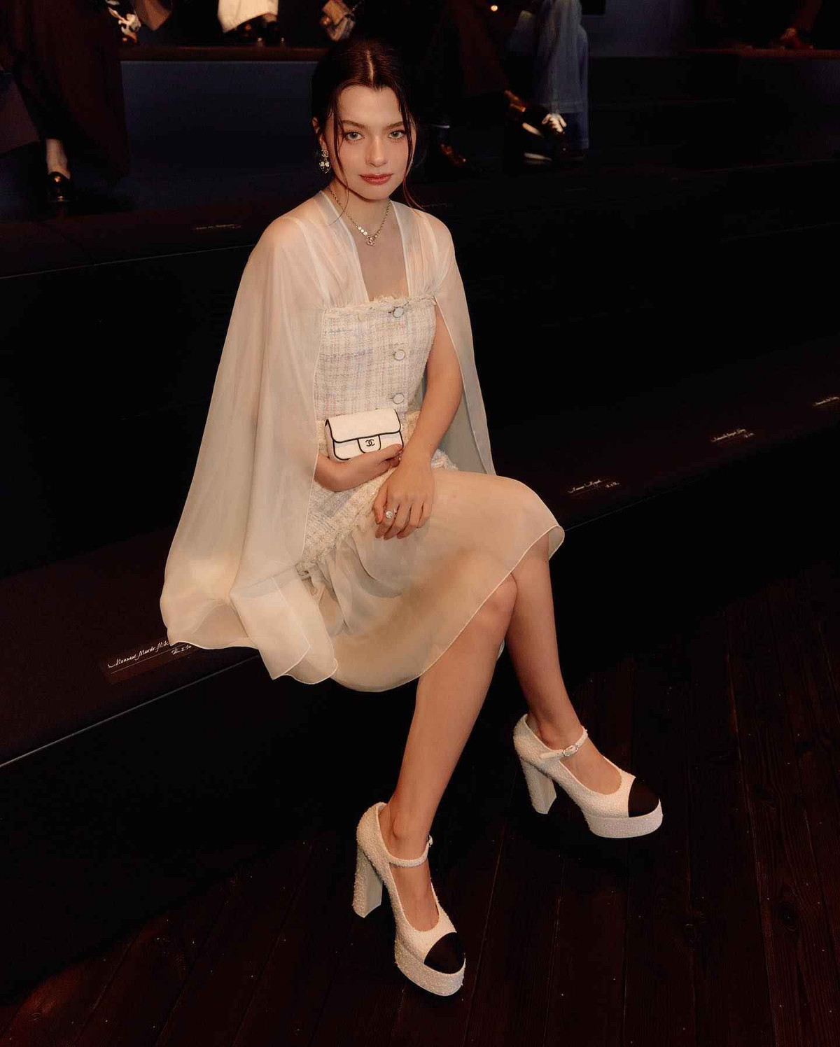 Đặc biệt, nữ diên viên còn khá "được lòng" Chanel, thường xuyên góp mặt trong các show diễn của nhà mốt xa xỉ hàng đầu nước Pháp.