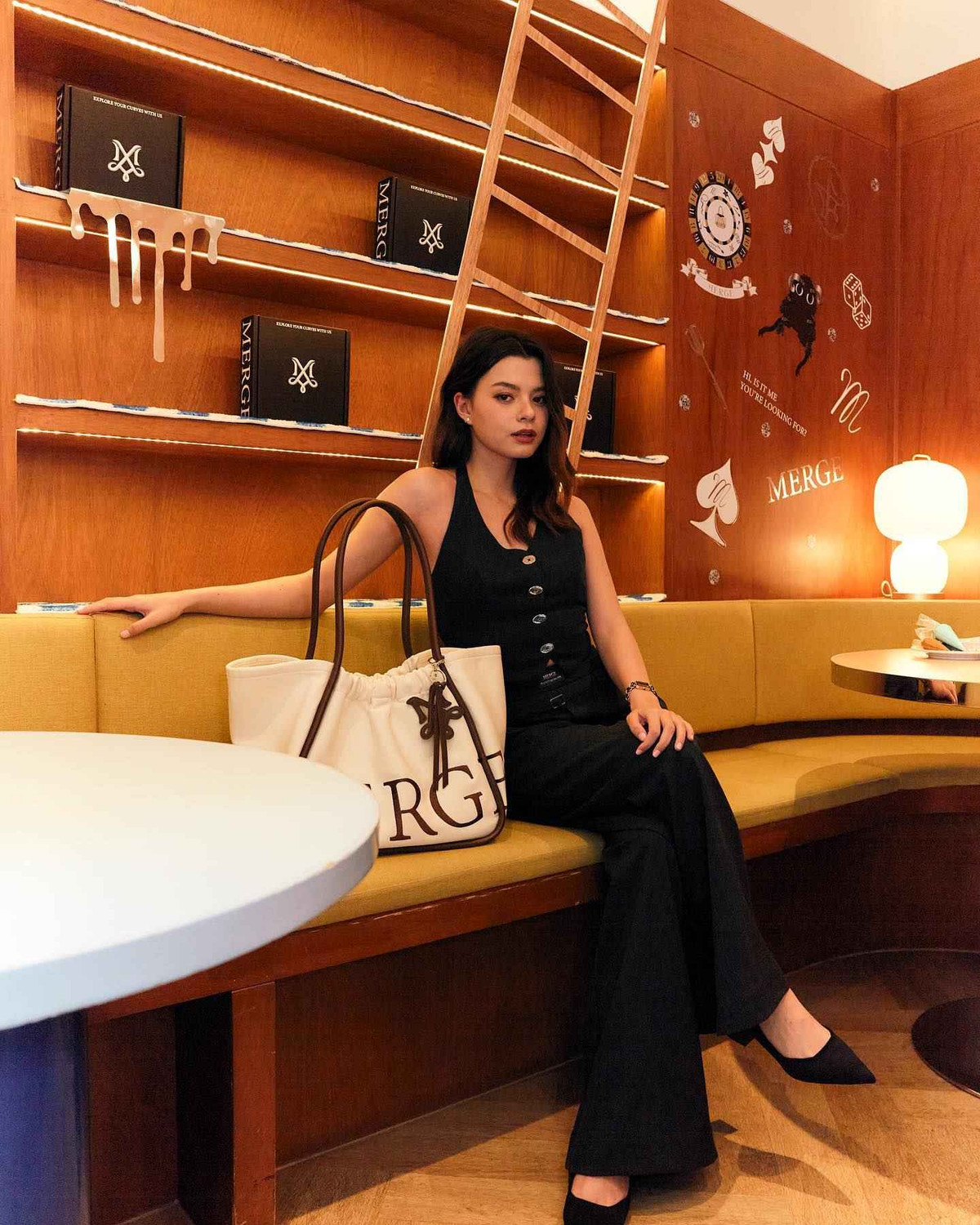 Ngoài ra, Becky Armstrong còn ghi điểm với học vấn ấn tượng, đúng chuẩn vẻ đẹp tri thức. Mỹ nhân Gen Z hiện đang theo học ngành Luật Tội phạm học và Tâm lý học tại Đại học Essex - một trong những trường đại học hàng đầu về nghiên cứu và giảng dạy tại Anh quốc.