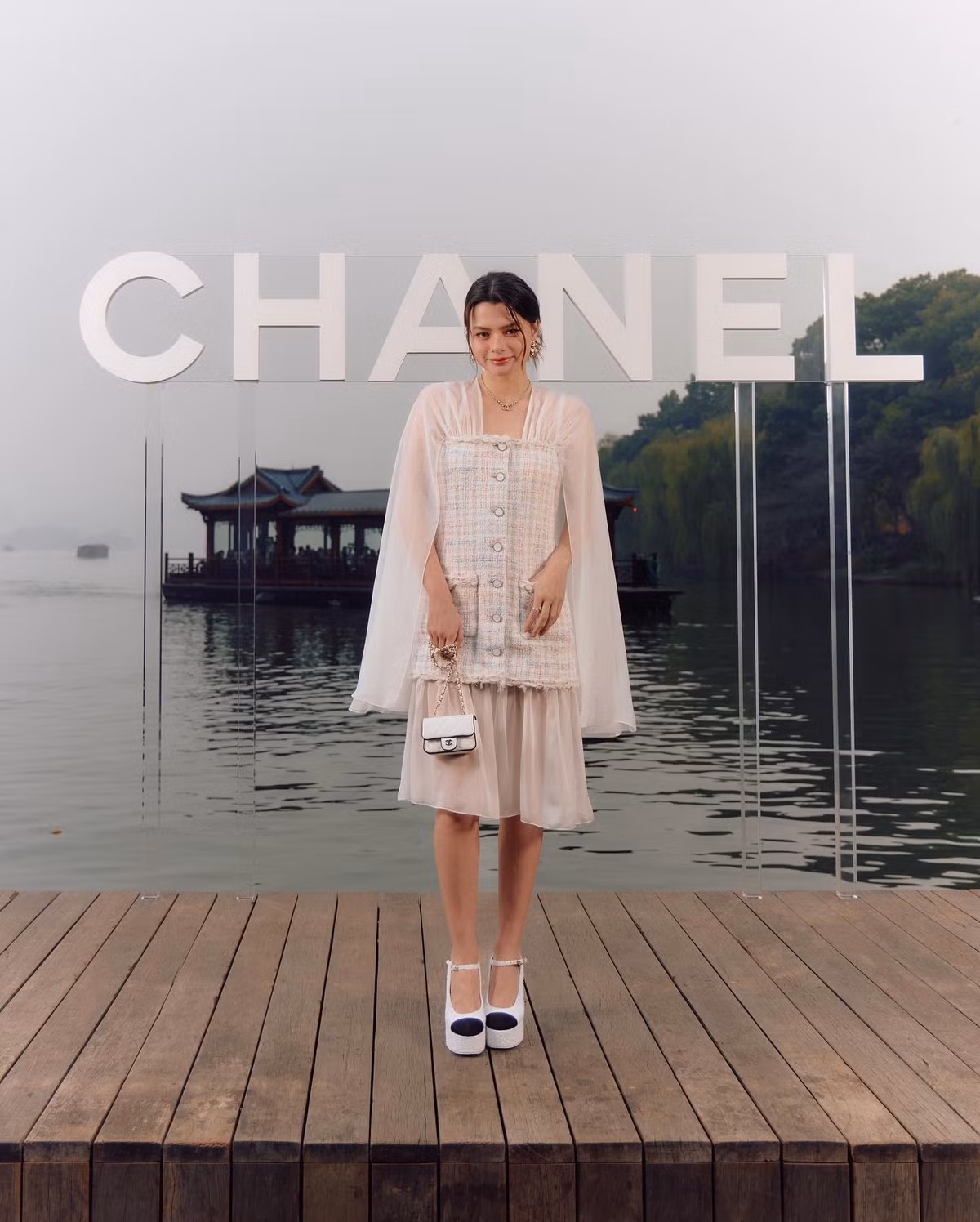 Chiều cao 1m65 không phải quá ấn tượng nhưng vóc dáng của mỹ nhân thế hệ mới Thái Lan lại vô cùng cân đối.