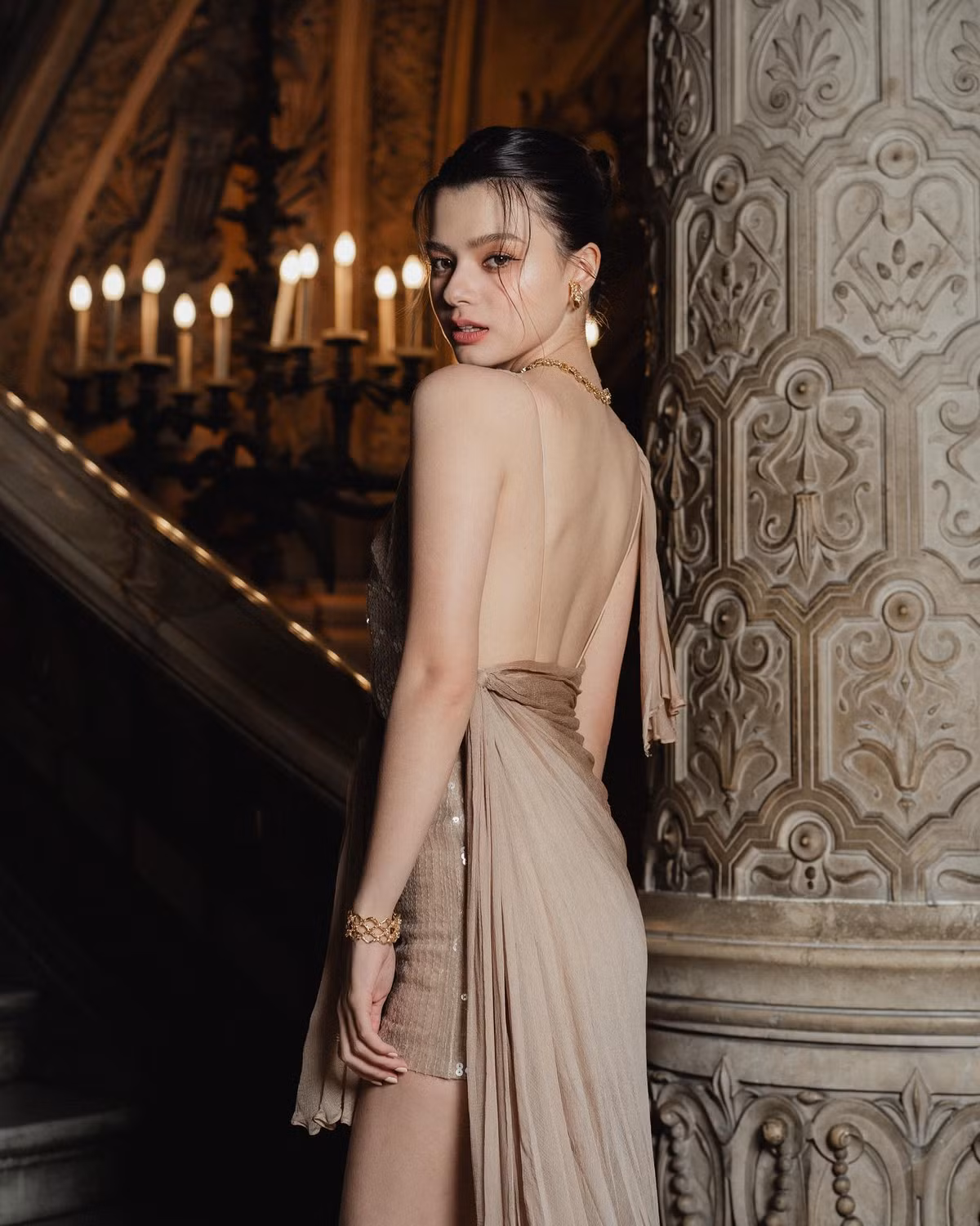 Mang trong mình 2 dòng máu Thái - Anh, nàng hot girl này gây ấn tượng với gương mặt góc cạnh, đường nét sắc sảo, sống mũi cao cùng đôi mắt cực cuốn hút.