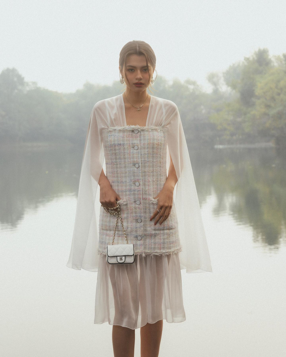 Bên cạnh đó, Becky khiến dân tình không khỏi choáng ngợp với rất nhiều tài nguyên ở mảng thời trang, liên tục lọt vào "mắt xanh" của nhiều thương hiệu đình đám.