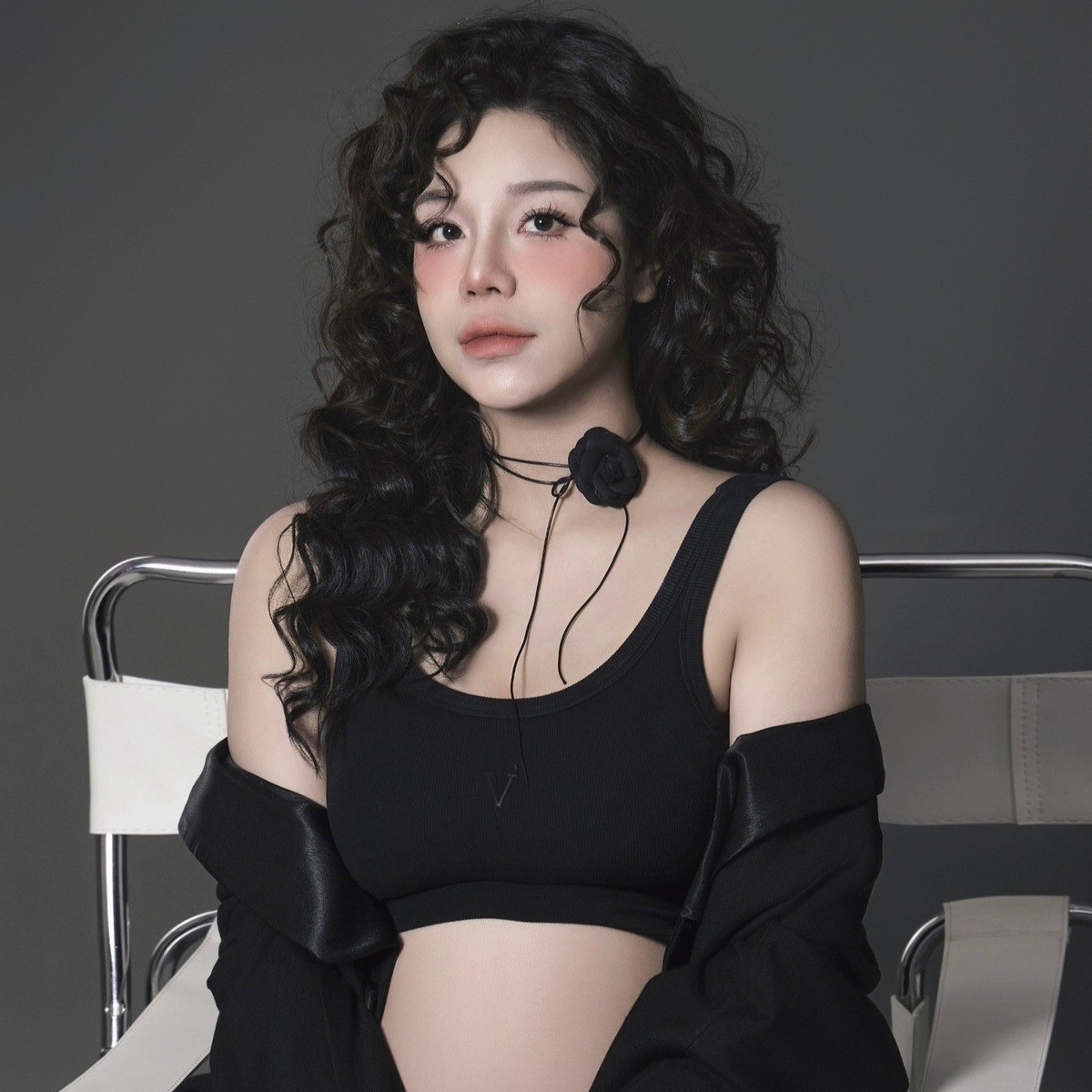 Nguyễn Khánh Linh (sinh năm 1997) - bà xã trung vệ Bùi Tiến Dũng - mới đây gây sốt với bộ hình ấn tượng, khoe sắp chào đón em bé thứ 3.