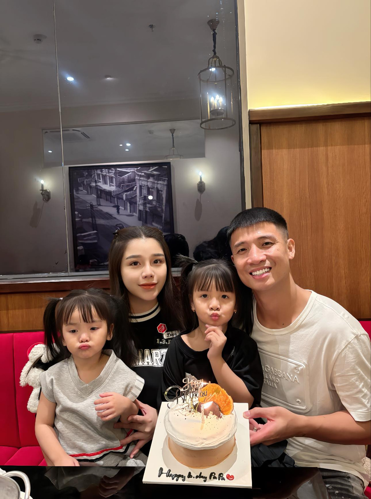 Năm 2021, cặp đôi tổ chức đám cưới và đón bé gái thứ hai là Mochi.