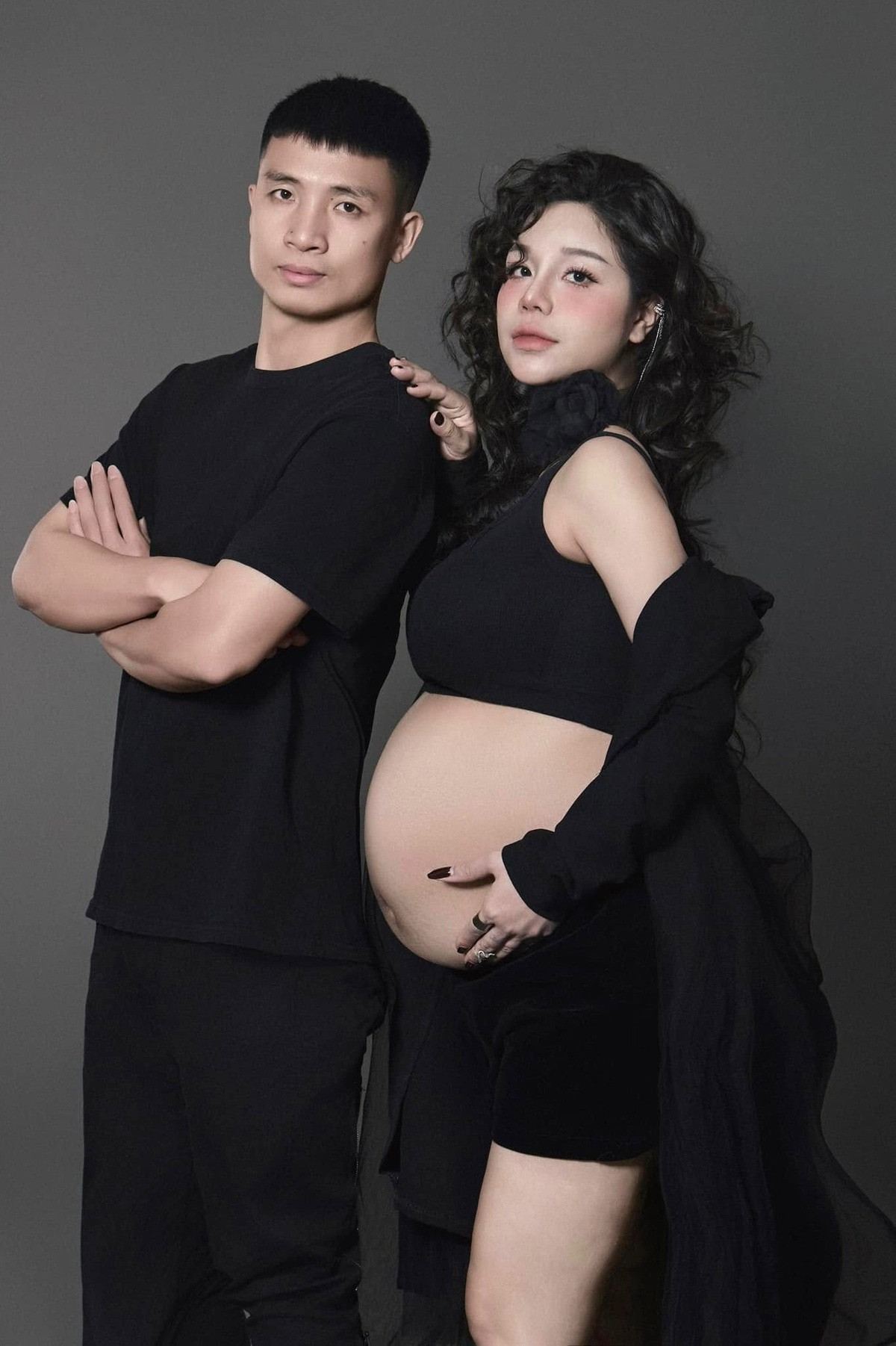 Từ tháng 10 năm ngoái, trung vệ sinh năm 1995 đã tiết lộ sắp có em bé thứ 3, là con trai.