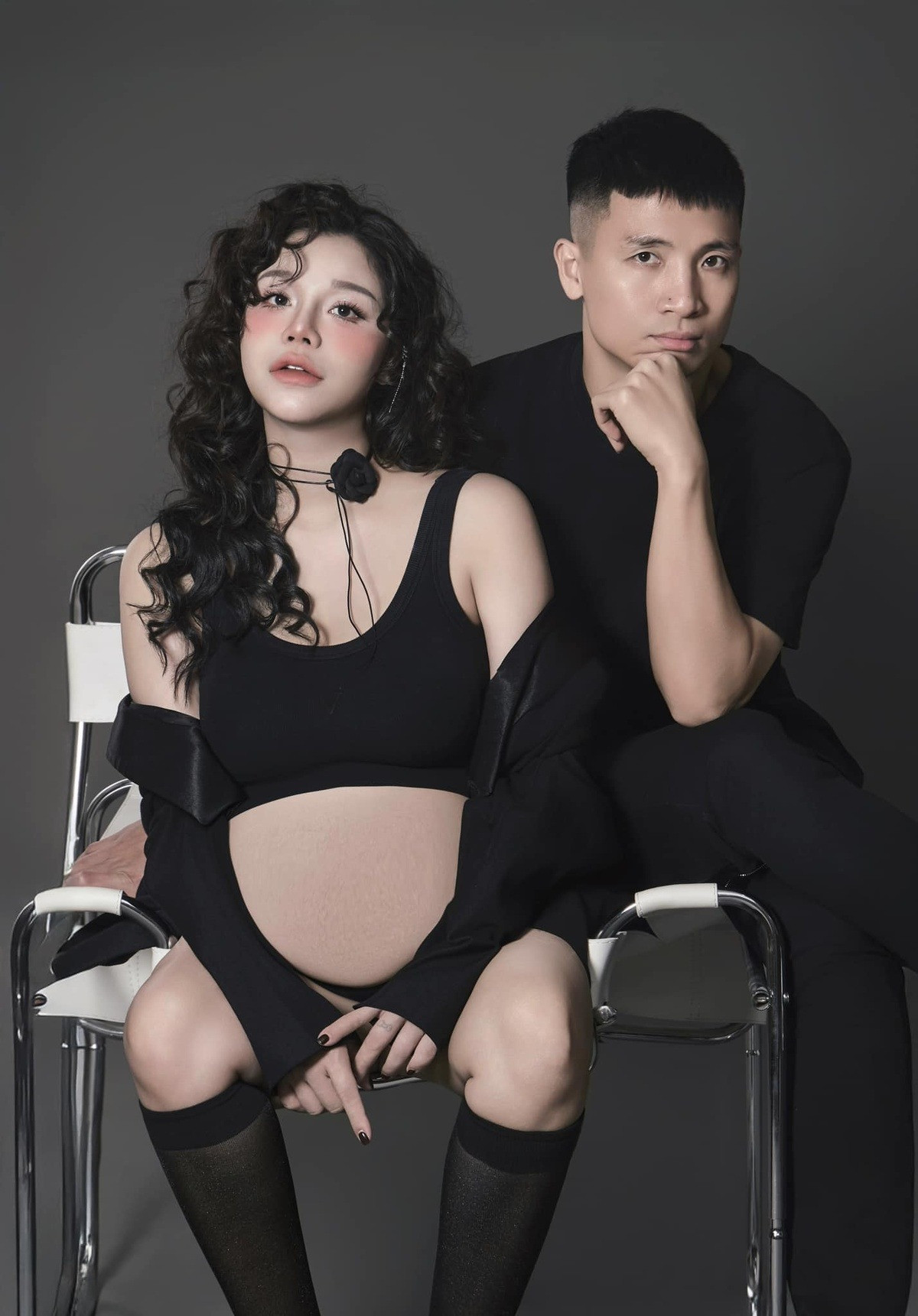 Nàng WAG tuyển Việt Nam diện bộ trang phục đen và mái tóc uốn xoăn cá tính, được nhận xét có phong thái khác hẳn thường ngày.