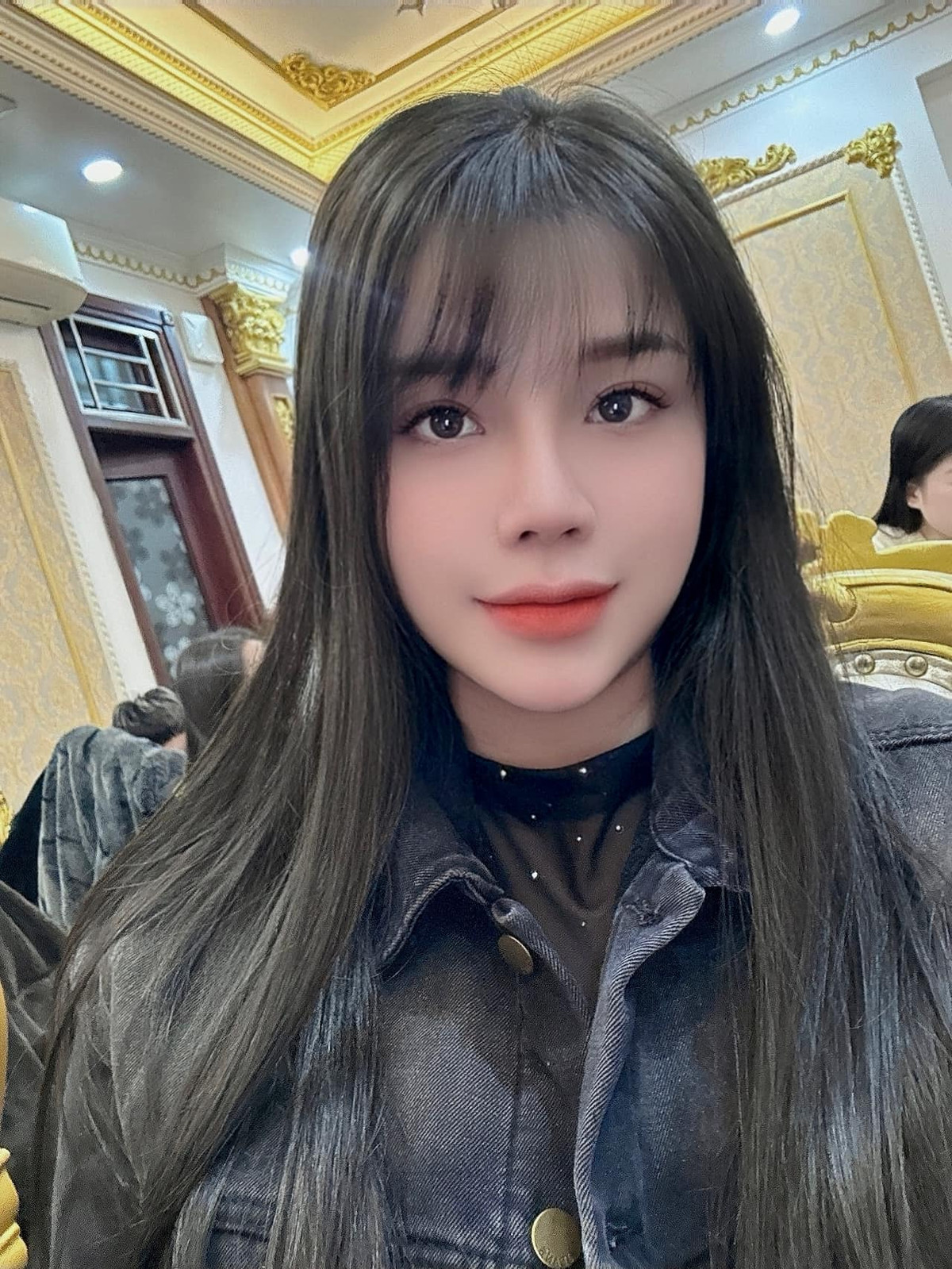 Trong một lần chia sẻ với báo chí, vợ trung vệ Bùi Tiến Dũng thừa nhận chuyện tình yêu của họ trải qua những gập ghềnh, khó khăn như bao cặp đôi khác. Có người yêu là cầu thủ, thường xuyên phải đi xa thi đấu, nhiều lúc, Linh không tránh được cảm giác tủi thân.