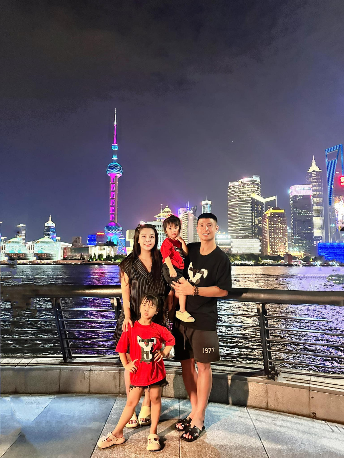 Bùi Tiến Dũng hiện thi đấu cho đội Thể Công - Viettel và đội tuyển quốc gia Việt Nam. Trong khi đó bà xã anh hiện kinh doanh cùng gia đình tại Bắc Ninh.