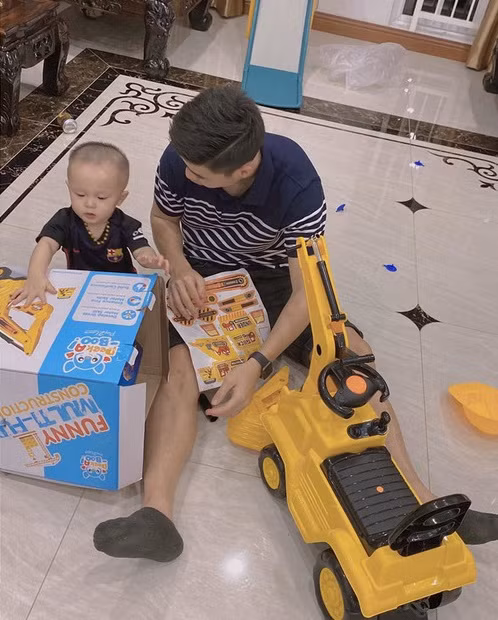 Cụ thể, con trai cầu thủ Duy Mạnh thường nịnh bố, sau đó xin tiền và đưa cho mẹ. Câu chuyện có chút hài hước nhưng đủ thấy bé Ú thông minh và sống tình cảm nhường nào.