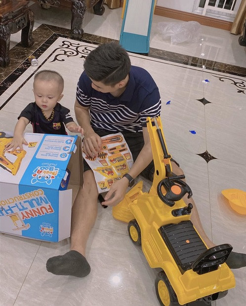 Cụ thể, con trai cầu thủ Duy Mạnh thường nịnh bố, sau đó xin tiền và đưa cho mẹ. Câu chuyện có chút hài hước nhưng đủ thấy bé Ú thông minh và sống tình cảm nhường nào.