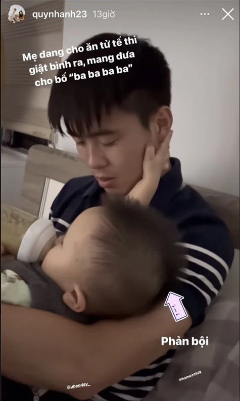 Ngay cả khi Duy Mạnh ngái ngủ, bé Ú cũng sà vào lòng và bắt bố phải cho mình ăn. Có vẻ như cậu bé muốn tranh thủ từng khoảnh khắc khi ở cạnh bố, trước khi anh tiếp tục hội quân.