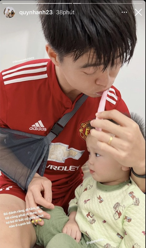 Bà xã Duy Mạnh cũng cho biết, Ú luôn thích đi theo bố, dù trong bất kỳ hoàn cảnh nào cũng ở bên như một trợ lý đáng yêu.