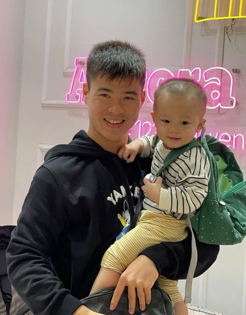 Mặc dù mới một tuổi nhưng quý tử nhà Duy Mạnh đã được bố mẹ diện cho những bộ trang phục đắt tiền, thuộc thương hiệu lớn và thường xuyên đi du lịch, nghỉ mát sang chảnh.