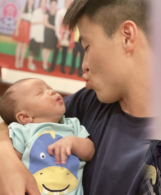 Vào cuối tháng 8/2020, Duy Mạnh đón con trai đầu lòng, đặt tên Duy Minh (tên ở nhà là Ú). Càng lớn, Ú càng kháu khỉnh và được nhận xét là nhiều nét giống mẹ hơn bố.