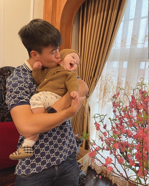 Trước đó, trong một đoạn clip cũ khi trò chuyện cùng người hâm mộ, Quỳnh Anh từng chia sẻ rằng bé Ú rất quấn bố nhưng cũng vô cùng thương mẹ.