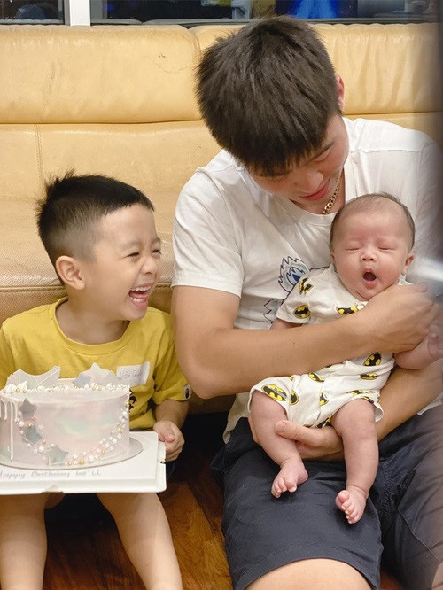 Khi chưa về một nhà, Duy Mạnh thường tặng cho bạn gái những món đồ hiệu đắt tiền, còn Quỳnh Anh thì luôn theo nam cầu thủ đến những trận đấu quan trọng.