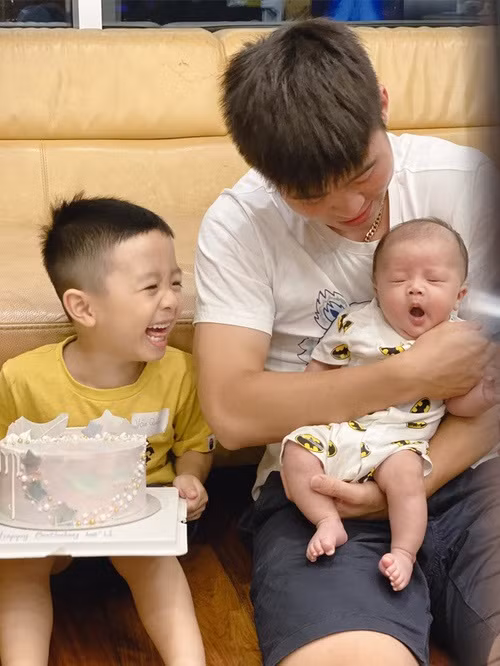 Khi chưa về một nhà, Duy Mạnh thường tặng cho bạn gái những món đồ hiệu đắt tiền, còn Quỳnh Anh thì luôn theo nam cầu thủ đến những trận đấu quan trọng.