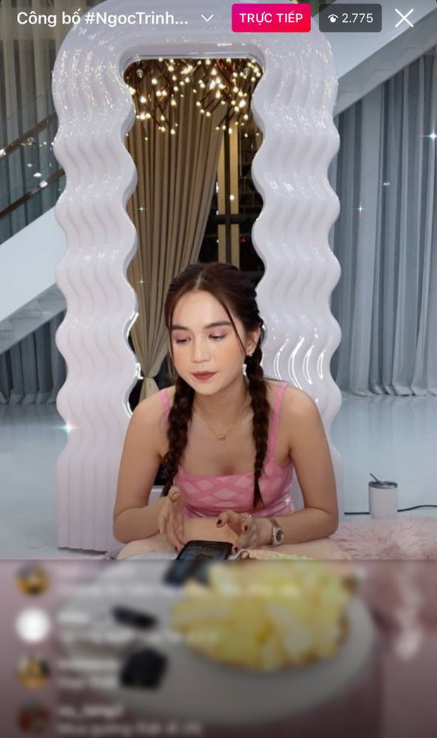 Về phía mình, khi đứng trước câu hỏi "sao người ta kêu gương fake vậy chị", Ngọc Trinh có câu trả lời như ngầm phủ nhận tin đồn trên, cô nói: "Chị đâu biết em".