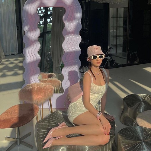 Giữa ồn ào, trong một livestream mới đây, Ngọc Trinh có pha "dằn mặt" cộng đồng mạng cực gắt khi đặt chiếc gương giả ngay sau khung hình.