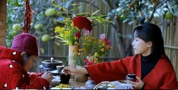  Lý Tử Thất là một cái tên không còn xa lạ với nhiều người trong cả khu vực Châu Á. Cô được mệnh danh là “tiên nữ đồng quê” vì là người dẫn đầu xu hướng làm nội dung video mang đậm phong cách làng quê.