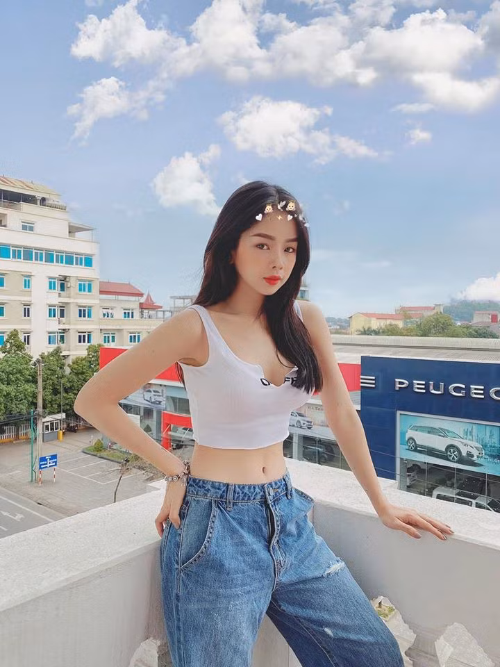 Sau màn cầu hôn “gây sốt”, mới đây khán giả hâm mộ đã tình cờ bắt gặp được hình ảnh Hồng Thanh và Mie tình tứ chụp bộ ảnh mới ở Hội An.