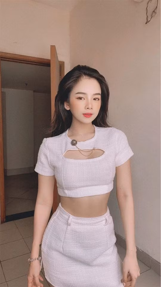 Ngắm vòng eo siêu thực của DJ Mie với rãnh cơ số 11, cô nàng gây ấn tượng với bất cứ ai đối diện.