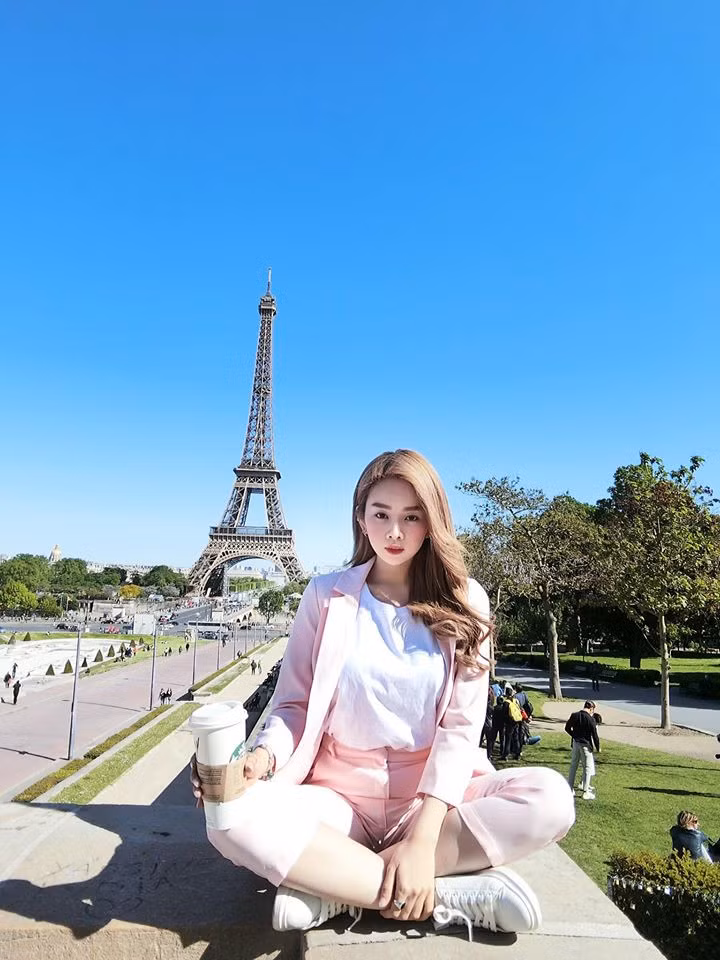 Dù làm việc trong một môi trường năng động nhưng Mie gây ấn tượng với vẻ ngoài hiền lành, ít nói, trầm tính và đời tư cực trong sạch, không hề nổi lên nhờ drama hay scandal.