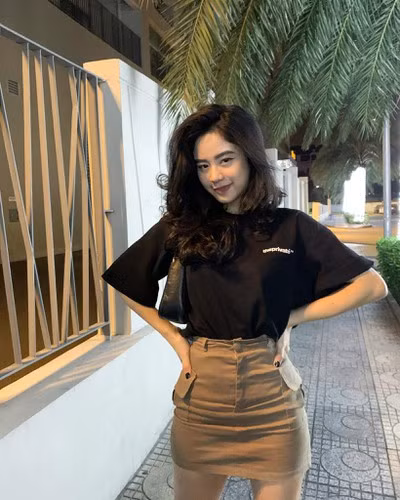 Từng phủ sóng rộng rãi những năm 2019 - 2020, Hàn Hằng gây chú ý bởi vẻ ngoài ngọt ngào, nụ cười sáng cùng thân hình bốc lửa.