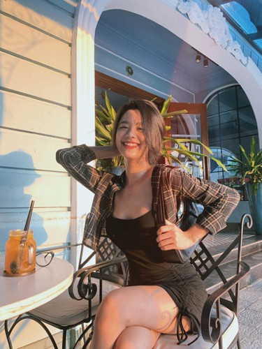 Giữa lúc đôi trẻ liên tục lộ hint yêu đương nồng thắm, hay Huyme đưa cả Hàn Hằng về ra mắt gia đình thì "hot girl tạp hóa" lại lỡ tay làm lộ hành động nhạy cảm của Trang Lou - Tùng Sơn gây nên mộ drama.