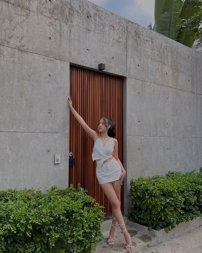 Thanh Tâm chia sẻ, ngay từ khi vừa nổi tiếng, người đẹp sinh năm 2000 đã nhận được những tin nhắn "chào mời", thậm chí còn "ra giá" là 200 - 300 triệu để đổi lấy mối quan hệ tình ái không mấy lành mạnh với Tâm.