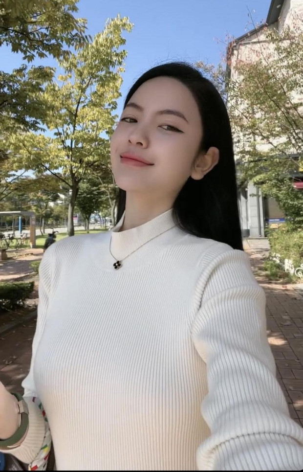 Ngoài việc sang Hàn Quốc thăm bạn trai và đến cổ vũ đội tuyển Việt Nam, Chu Thanh Huyền cũng có công việc cá nhân tại đây.