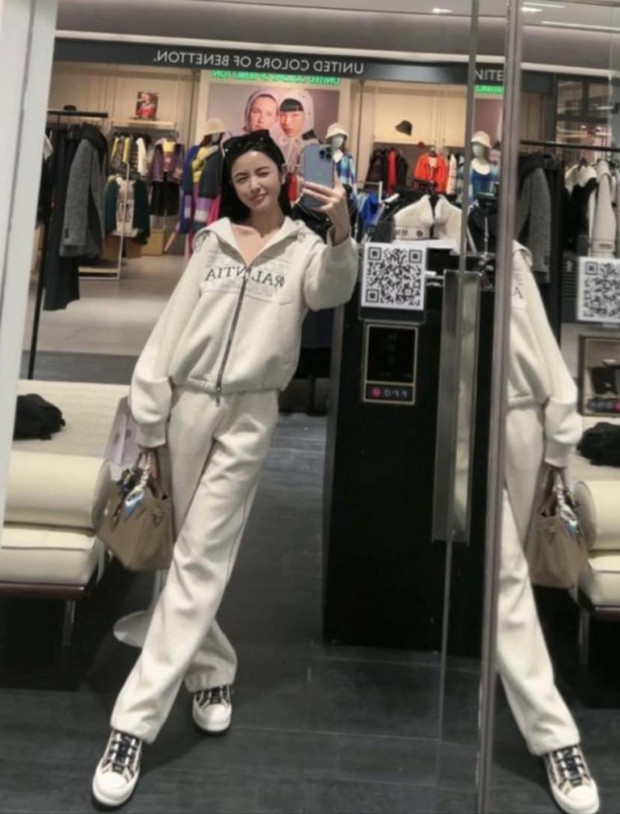 Thời gian rảnh, Thanh Huyền đi mua sắm thả ga, nàng WAG khoe mua giầy, mua túi xách, quần áo... toàn đồ hiệu.