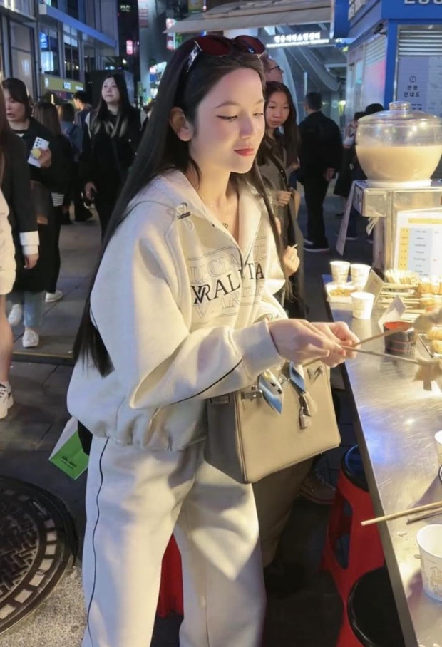 Cuộc sống của Chu Thanh Huyền kể từ khi quen Quang Hải thay đổi rõ rệt, cô nàng chỉn chu hơn về nhan sắc, thời trang. Không ngại chi đậm tay để mua về những món đồ hàng hiệu xa xỉ.