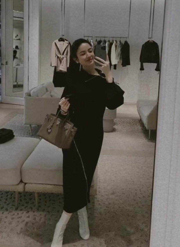 Bằng những bức ảnh trên trang cá nhân, có thể thấy Chu Thanh Huyền đang có cuộc sống khá rủng rỉnh bởi bạn gái Quang Hải "dát" từ đầu tới chân toàn đồ hiệu.