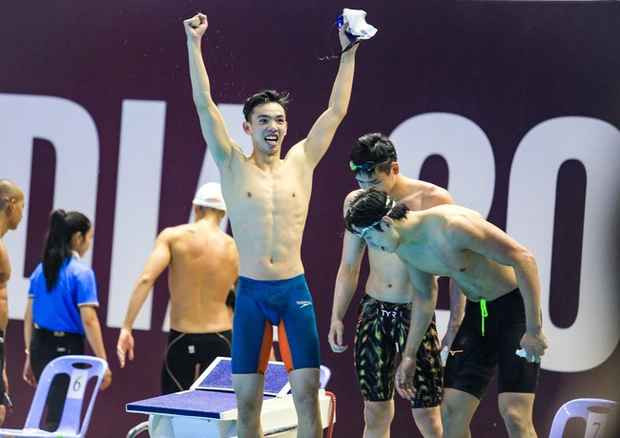 Huy Hoàng hướng lên khán đài nơi có những người Việt Nam đang cổ vũ