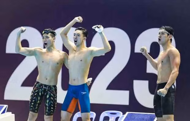 Cuối cùng là vỡ oà cảm xúc khi Hưng Nguyên bước vào đường bơi 50m cuối cùng