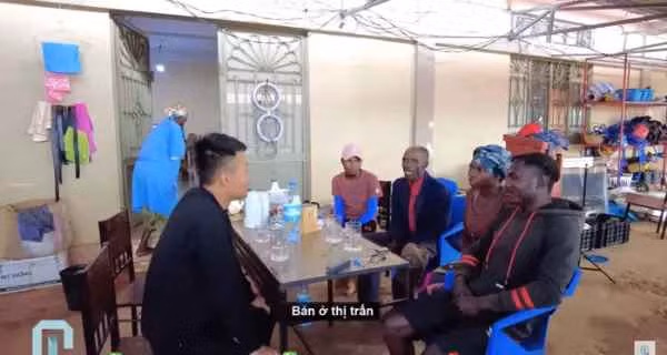 "Bên phía công an gọi điện thông báo anh quản lý kho từng ăn trộm đồ của mình bị phạt 6 tháng tù giam. Mình nói từ từ rồi xử, để mình nói chuyện lại. Thực sự mà nói xử giam 6 tháng là nặng thật nhưng đó cũng đúng theo pháp ban hành", hiện tượng mạng 9X cho hay.