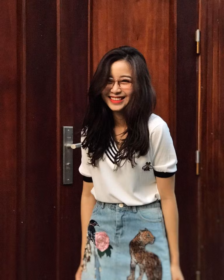 Mặc dù lấy chồng và sinh con, Nhật Linh vẫn được rất nhiều fan nam giới tán tỉnh. Cách đây chưa lâu, cô giáo xinh đẹp này khoe đoạn tin nhắn được một bạn trai làm quen.